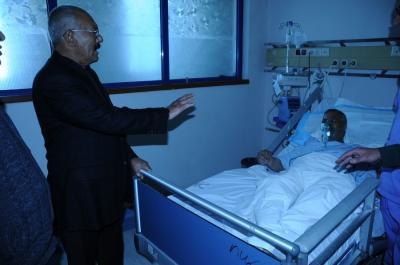 الرئيس صالح يزور الشيخ قناف المصري ويطمئن على صحته 