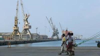 مصدر في ميناء الحديدة يتهم التحالف باحتجاز 13 سفينة تحمل مشتقات نفطية وأغذية	 