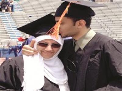 - احتفلت سيدة سعودية وابنها مؤخراً بحصولهما على درجة البكالوريوس من إحدى الجامعات الأميركية، في حفلة تخرج واحدة.