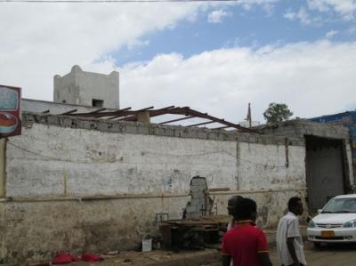  - قالت مصادر اعلامية، إن مجهولين قاموا بتحطيم المقر القديم لشرطة الشيخ عثمان بمحافظة عدن، جنوب البلاد.