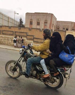  - نساء يركبن موتور ..الصورة الأكثر تداولاً على الفيس بوك..