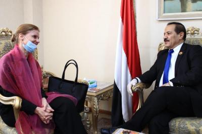  - وزير الخارجية يلتقي نائبة رئيس بعثة الأمم المتحدة لدعم اتفاق الحديدة..
