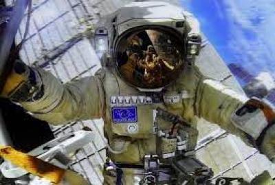  - رائدا فضاء روسيان ينجزان مهامهما خارج المحطة الفضائية..
